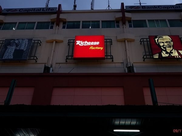 neon box richeese bentang