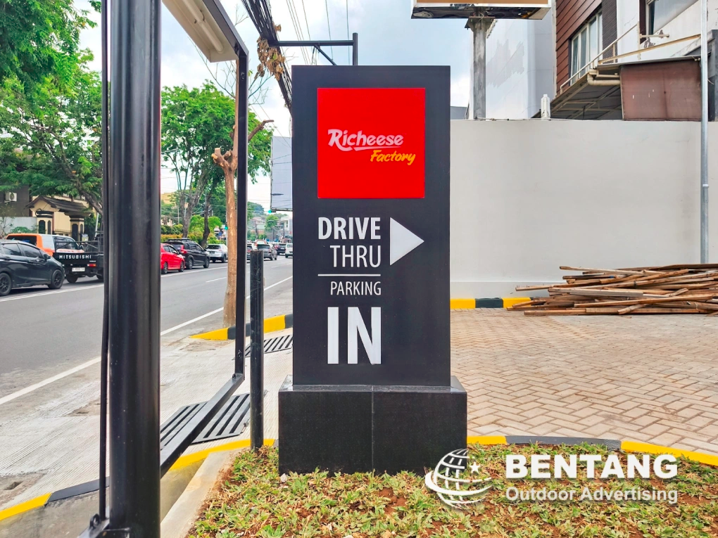 8 Desain Totem Sign Hotel Paling Populer