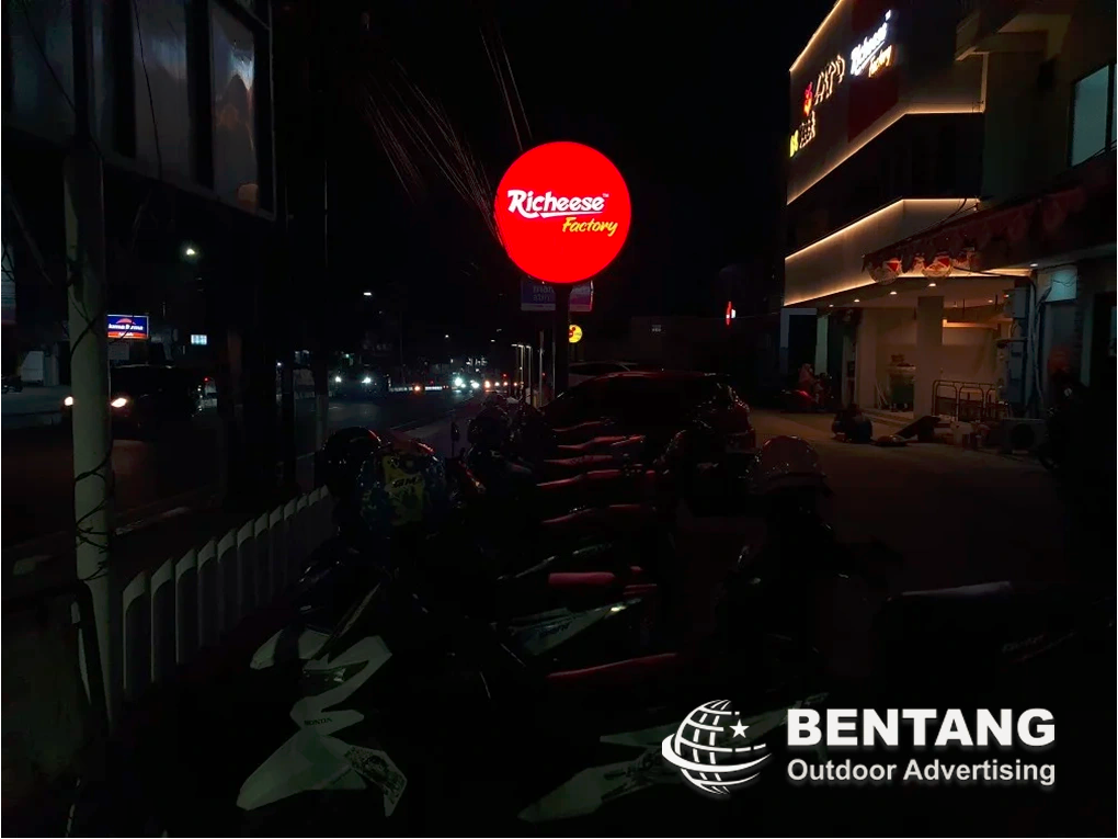 Pole Sign adalah Pilihan Tepat untuk Promosi Skala Besar di BSD City