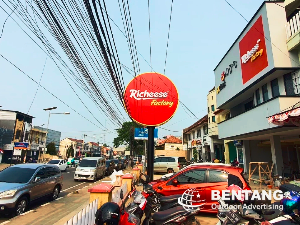 Apa Perbedaan Antara Pole Sign dengan Pylon Sign?
