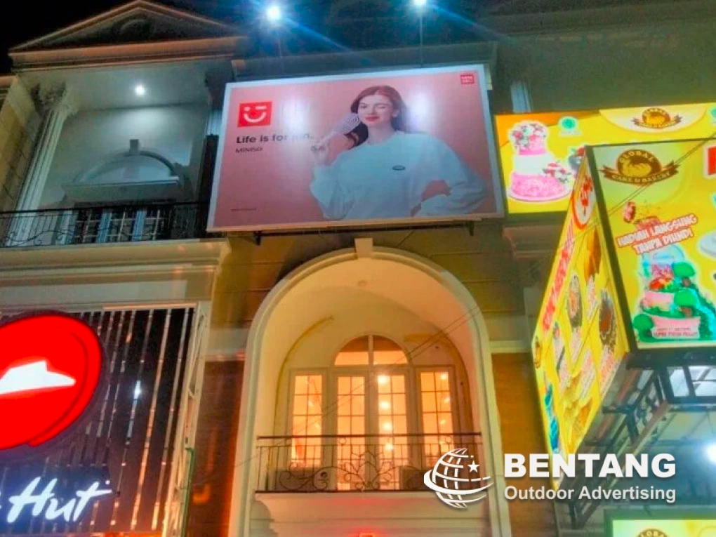 Cara Mengukur Fasad untuk Papan Nama yang Pas